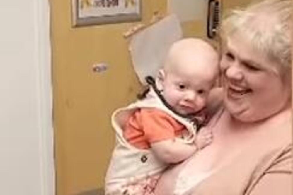 MAJKA SE SLIKALA SA DETETOM, PA UOČILA NEŠTO NEOBIČNO NA SLICI: Kad su otišli kod lekara ispalo je ono NAJUŽASNIJE