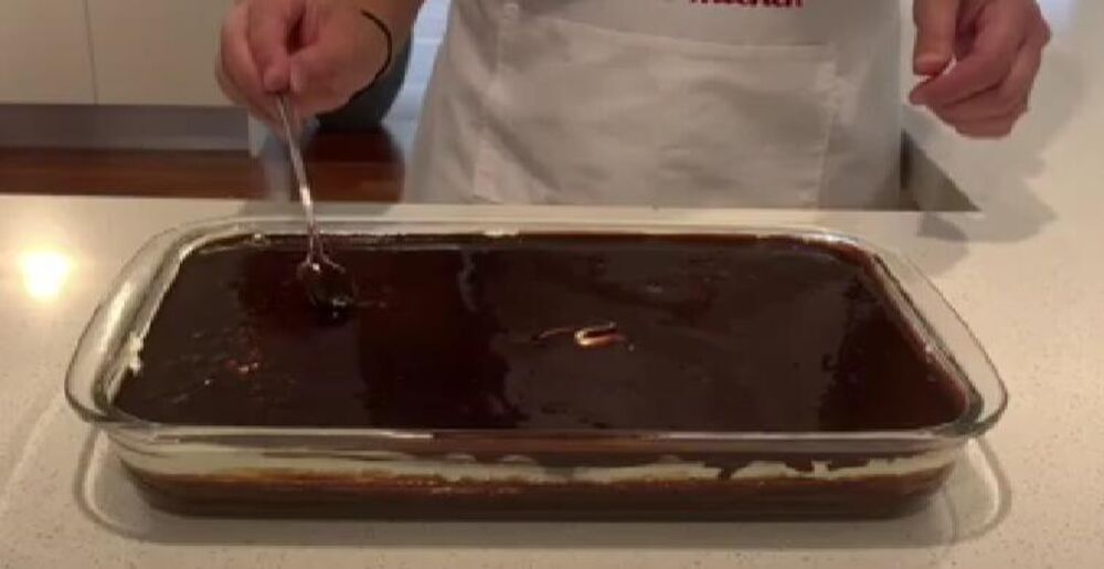 Uplakani turski kolač u plehu