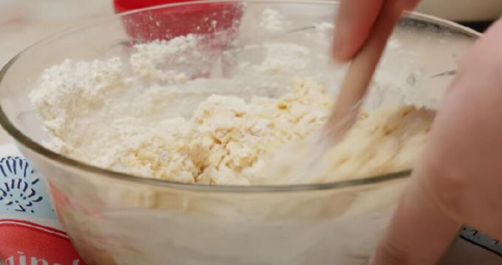 Pravljenje testa za punjenu pogaču koja se ne mesi