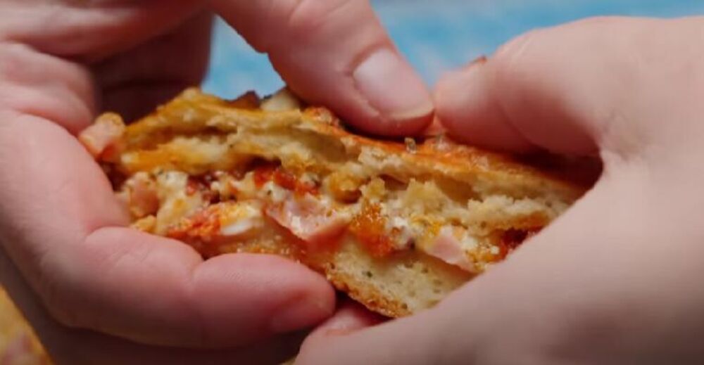 Parče punjene pogače koja se ne mesi