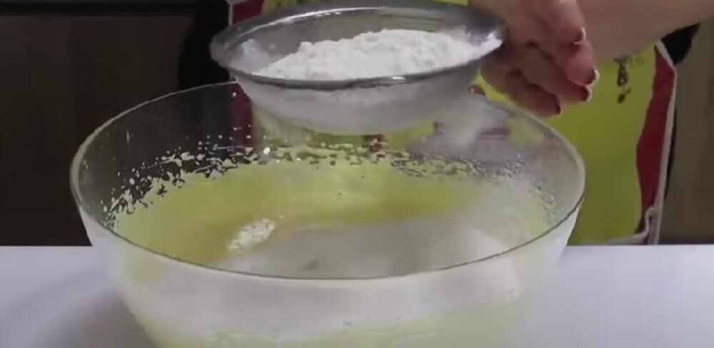 Pravljenje kore za kolač od 4 jaja i 4 pomorandže