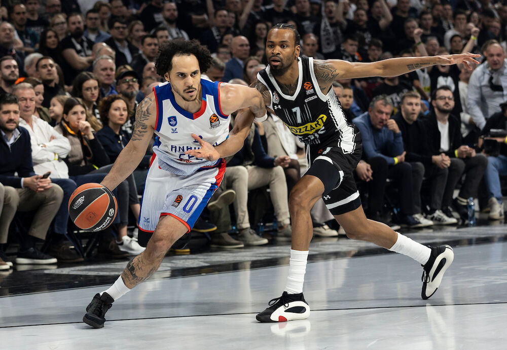 Kevin Panter u duelu sa Šejnom Larkinom, košarkašom Efesa