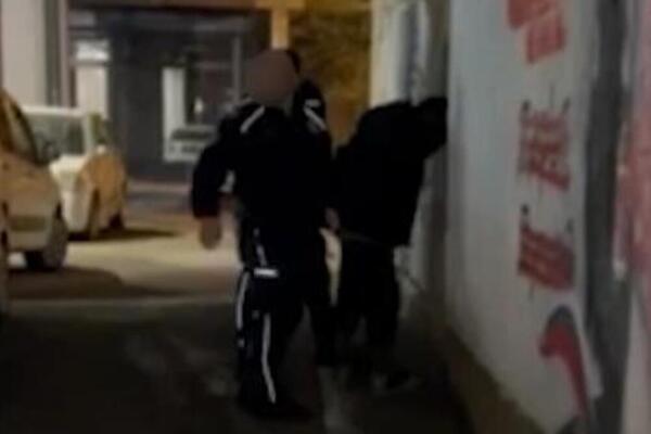 EVO KAKO JE UHAPŠEN MANIJAK SA DORĆOLA KOJI JE UZNEMIRAVAO ŽENE: Policija brzo REAGOVALA i lišila GA SLOBODE! VIDEO