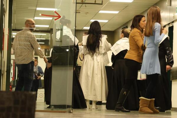 KONSTRAKTA PONOVO SA PEŠKIRIMA NA SCENI: Pevačica sve IZNENADILA, svi se pitaju SAMO JEDNO