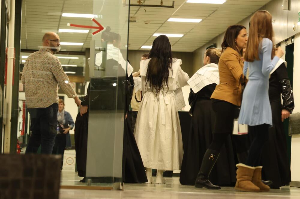 KONSTRAKTA PONOVO SA PEŠKIRIMA NA SCENI: Pevačica sve IZNENADILA, svi se pitaju SAMO JEDNO