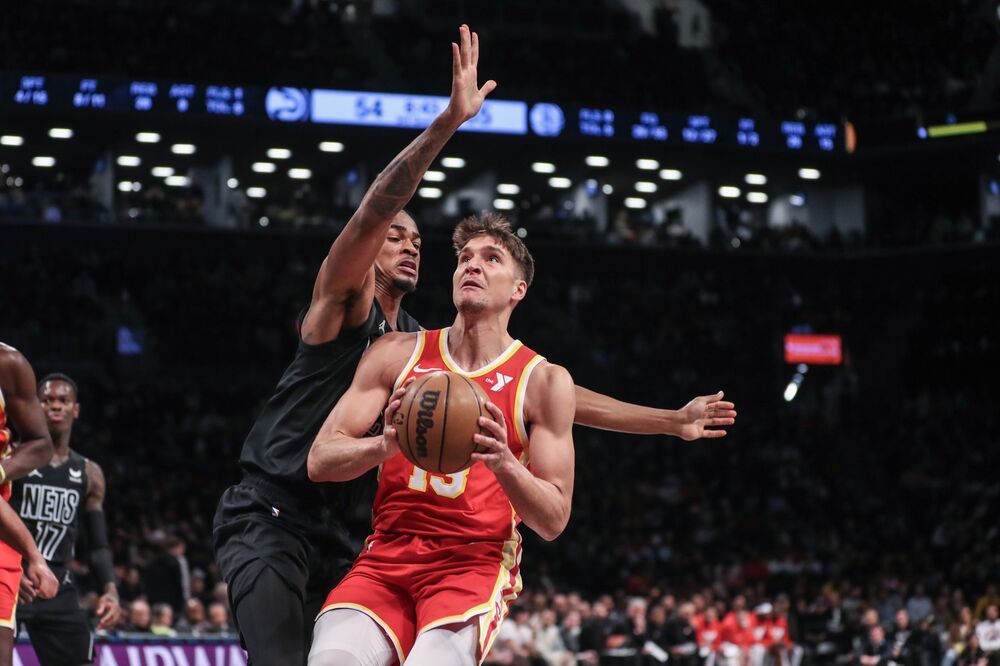 Bogdan Bogdanović (desno) na utakmici Bruklin Netsa i Atlanta Hoksa