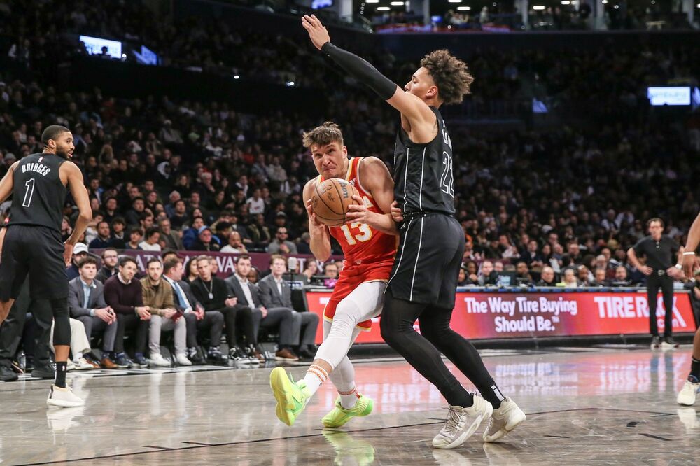 Bogdan Bogdanović (levo) na utakmici Bruklin Netsa i Atlanta Hoksa