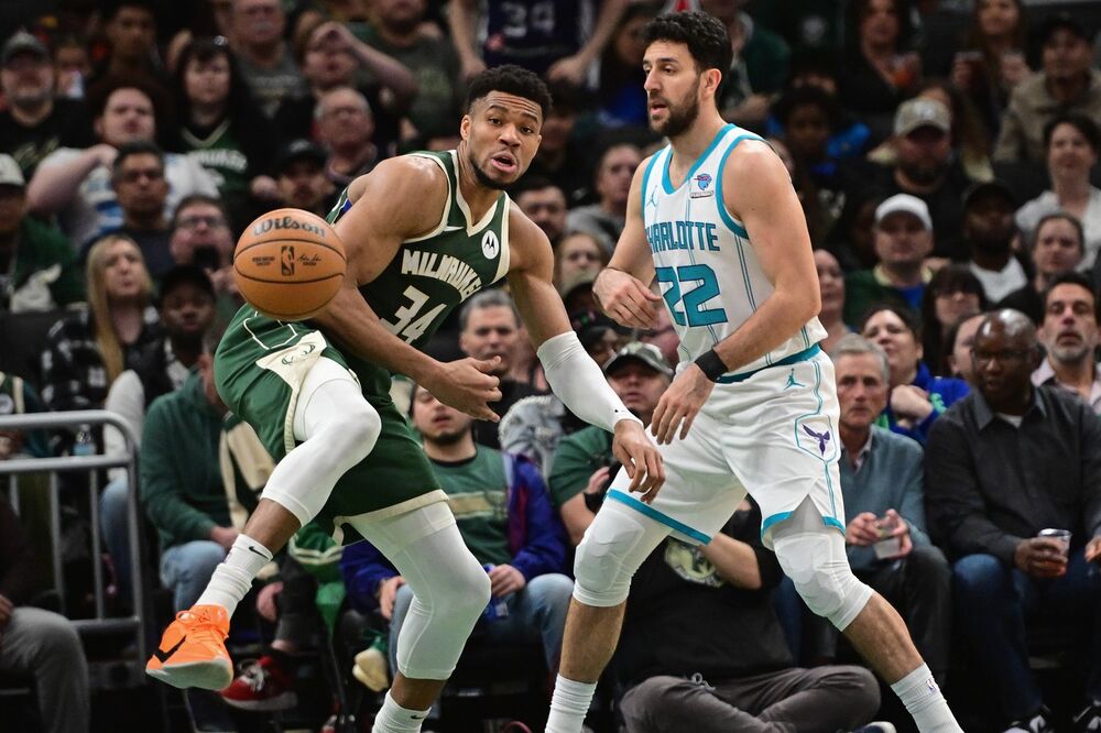 Janis Adetoumbo i Vasilije Micić na utakmici Šarlot Hornetsa i Milvoki Baksa