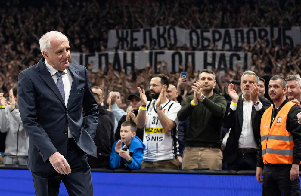 Nasmejani Željko Obradović tokom skandiranja Grobara