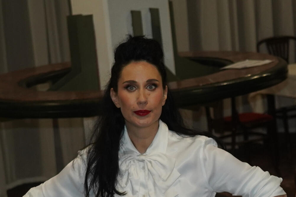 OVAKO IZGLEDA KONSTRAKTIN MUŽ, DO SADA GA NIKADA NISTE VIDELI U JAVNOSTI: A tek kad budete čuli njegovo OBRAZOVANJE