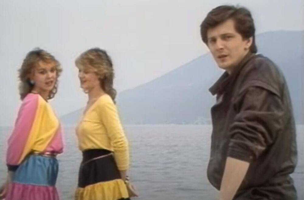 Izolda je sa svojom mlađom sestrom Eleonorom otpevala prateće vokale Danielu Popoviću