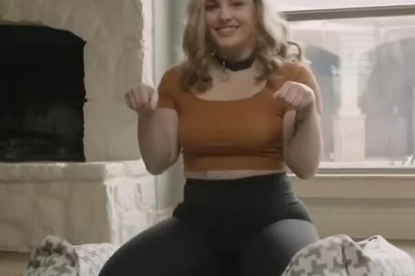 OVA DEVOJKA LAJE KAO PAS, PUZI, ŠETA NA POVOCU: Gde god se pojavi ljudi se ŠOKIRAJU, a sa dečkom čak i...(VIDEO)