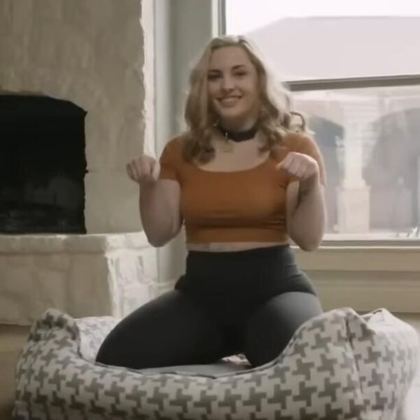 OVA DEVOJKA LAJE KAO PAS, PUZI, ŠETA NA POVOCU: Gde god se pojavi ljudi se ŠOKIRAJU, a sa dečkom čak i...(VIDEO)