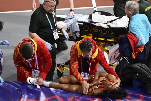 HOROR TOKOM SP: Poznata atletičarka KOLICIMA izvedena iz hale! (FOTO+VIDEO)