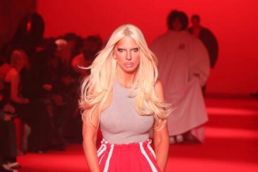 CEO SVET BRUJI O KARLEUŠI: Na PISTI PARIS FASHION WEEKA izgleda kao BOGINJA