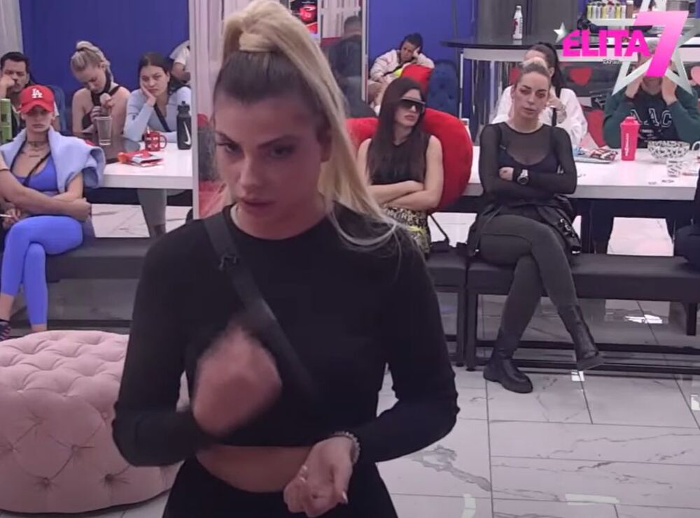 Anđela tvrdi da njena majka na silu plače