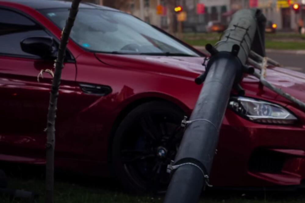 POGLEDAJTE KAKO JE BAHATI VOZAČ SLUPAO BMW O JAVNU RASVETU: Snimak se deli brzinom svetlosti (VIDEO)
