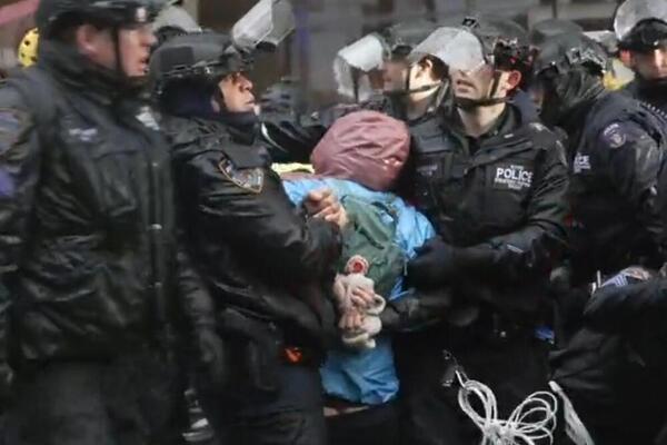 U AUTU NA TAJMS SKVERU PRONAĐENA RUČNA BOMBA! Intervenciju policije zaustavili demonstranti (VIDEO)