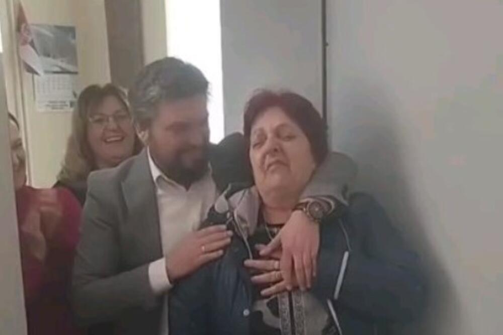 POGLEDAJTE KAKO SU UČENICI ISPRATILI VESNU U PENZIJU: Lila SUZU za SUZOM, ovaj dan nikada neće zaboraviti! (VIDEO)