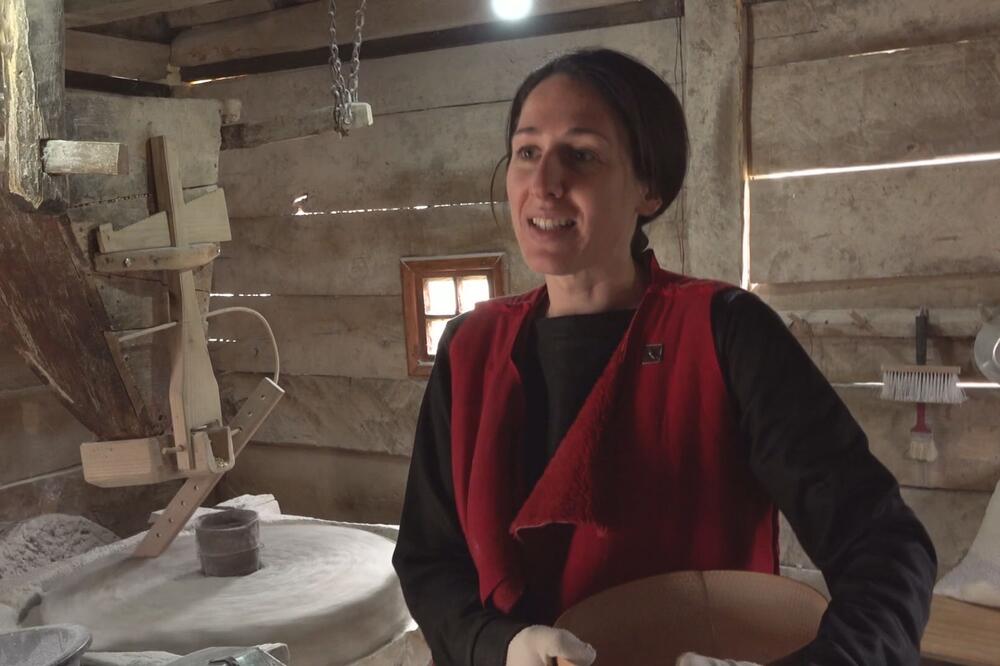 TIJANA SE VRATILA NA SELO I OŽIVELA ČUKUNDEDINU VODENICU: Pravi brašno "STARINSKI", i te kako joj se ISPLATI (FOTO)