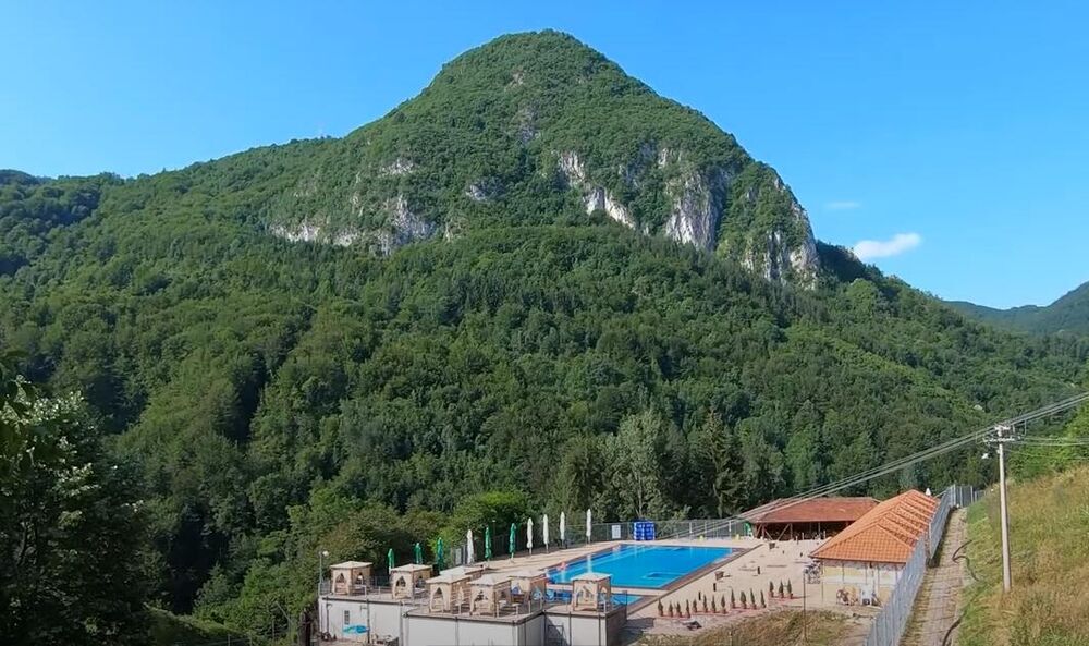 Bazen i priroda u Zvonačkoj banji