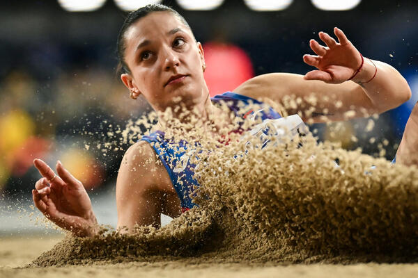 TRENER SRPSKE ATLETIČARKE POBESNEO: GURNUO redara, umešana i POLICIJA!