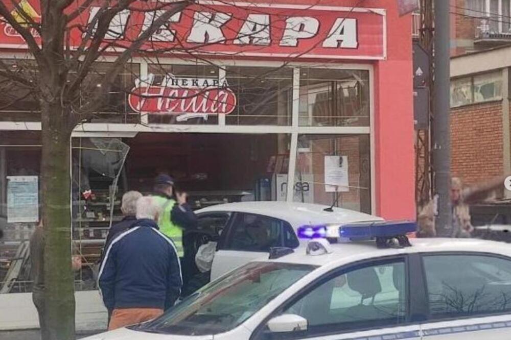 AUTOMOBILOM ULETEO U PEKARU! Slike sa lica mesta, SKROZ POLOMIO IZLOG U ARANĐELOVCU (FOTO)