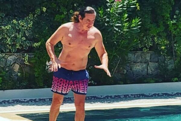 Folker pokazao kakva je zver! U 70. ima MIŠIĆE kao STENE, napucao se pa izmamio UZDAHE