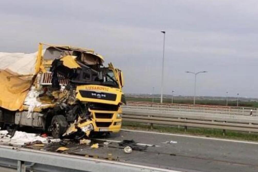 STRAŠNE SLIKE SA AUTO-PUTA: Kamion UNIŠTEN u udesu (FOTO)