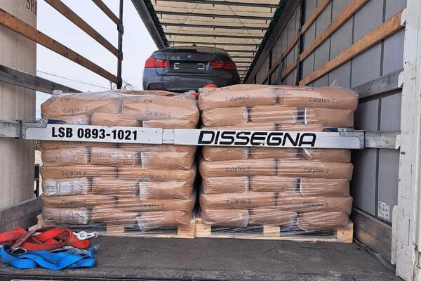 ZAPLENA KAKVU DO SADA NI CARINICI NISU VIDELI: Otvorili KAMION, kad ONO U NJEMU... NEVEROVATNO STVARNO (FOTO)