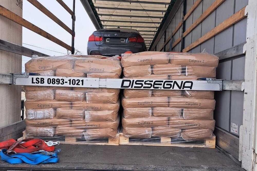 ZAPLENA KAKVU DO SADA NI CARINICI NISU VIDELI: Otvorili KAMION, kad ONO U NJEMU... NEVEROVATNO STVARNO (FOTO)