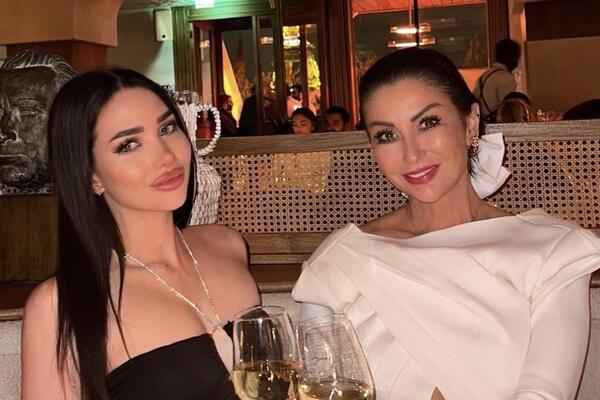 GLEDAJ MAJKU, BIRAJ ĆERKU! Kada su se pojavile svi su BRUJALI O NJIMA: Evo zbog čega su DAME bile u CENTRU PAŽNJE