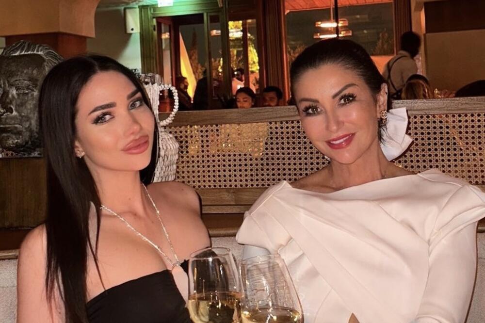 GLEDAJ MAJKU, BIRAJ ĆERKU! Kada su se pojavile svi su BRUJALI O NJIMA: Evo zbog čega su DAME bile u CENTRU PAŽNJE