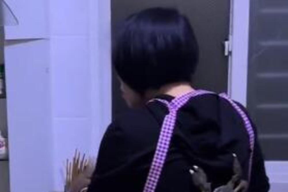 SPREMALA JE RUČAK I ODJEDNOM JOJ SE NEŠTO NAŠLO NA LEĐIMA: Žena NIJE NI SLUTILA u kakvoj se OPASNOSTI našla (VIDEO)