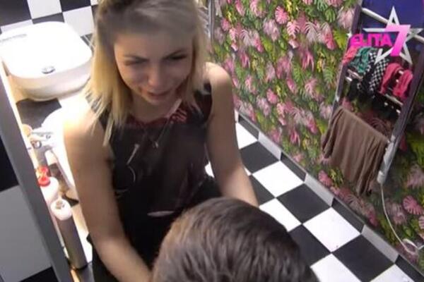 PORODICA JE SE SVAKI DAN ODRIČE, A ONA PONOVO NAPRAVILA LOM: Nakon svega ROĐENA DEVOJKA joj uputila TEŠKE REČI, JAO