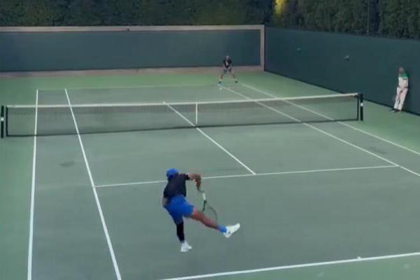 NIKO NE ZNA KO JE TENISER SA KOJIM ĐOKOVIĆ TRENIRA: Novaka je dobro oznojio! (VIDEO)