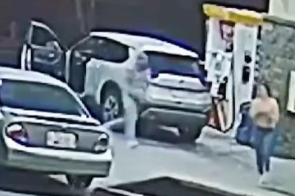 SNIMAK SA PUMPE LEDI KRV U ŽILAMA: Žena BEŽI iz automobila, a onda izlazi MUŠKARAC... (VIDEO)