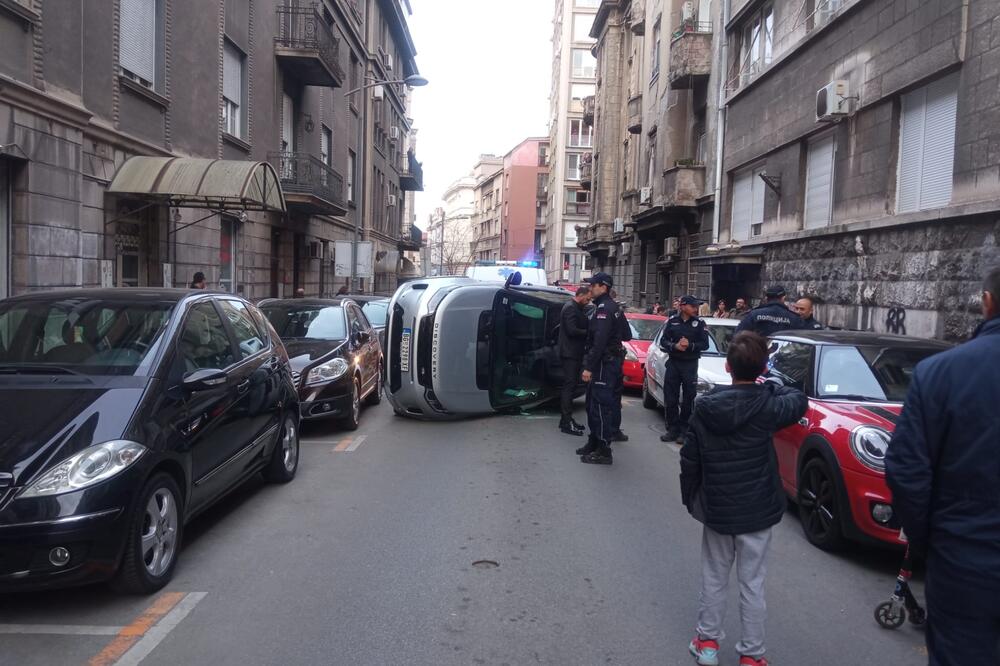 "OVO PRVI PUT VIDIM": Policajac ostao u ČUDU kada je došao u Vlajkovićevu, skupoceni AUTO se PREVRNUO na BOK (FOTO)
