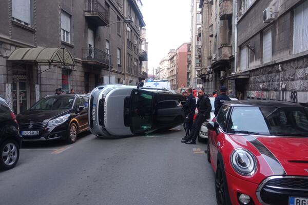 POJAVIO SE SNIMAK KLJUČNOG MOMENTA PRE PREVRTANJA U VLAJKOVIĆEVOJ: Džip je prvo ZAKAČIO PARKIRANI AUTO (VIDEO)