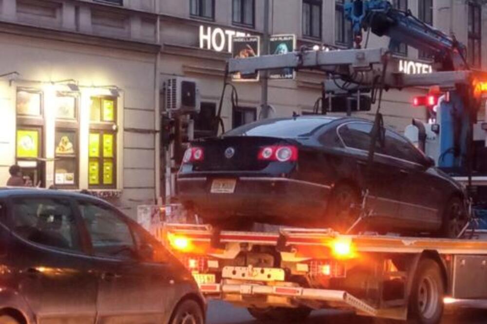 BURAN DAN U BEOGRADSKOM SAOBRAĆAJU POSLE RADNOG VREMENA: "Pauk" u centru pokupio auto sa NEOBIČNIM TABLICAMA (FOTO)
