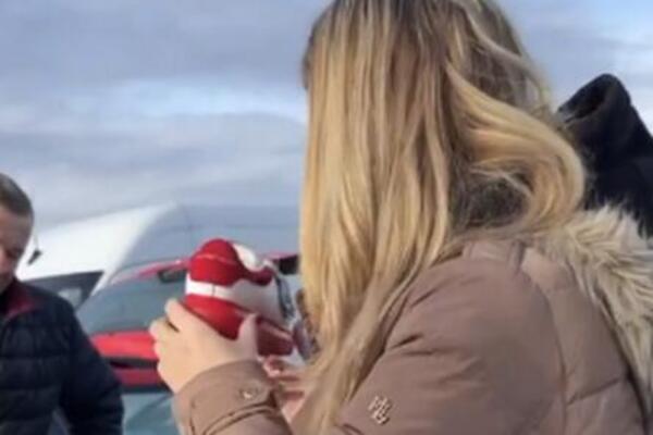 ŽENO, ŠTA TO RADIŠ PRED LJUDIMA? SRPSKA VODITELJKA MIRISALA OBUĆU NA BUVLJAKU: Cela pijaca UMRLA od smeha