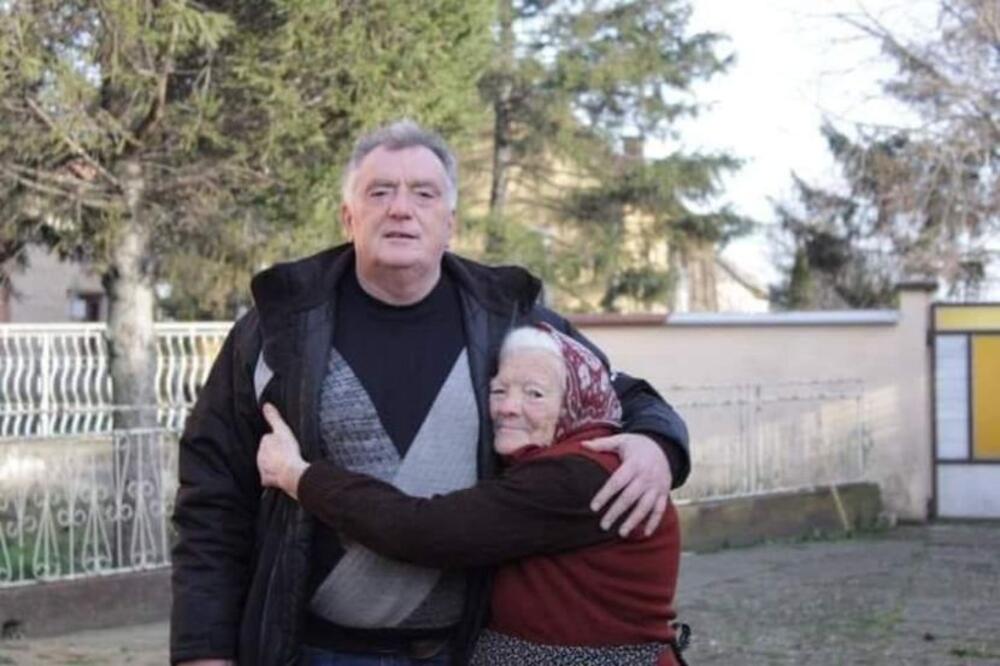 "UMRLA MI JE NA RUKAMA, NJENE REČI NIKADA NEĆU ZABORAVITI": Jovan se vratio na SELO kako bi BRINUO o MAJCI! (FOTO)