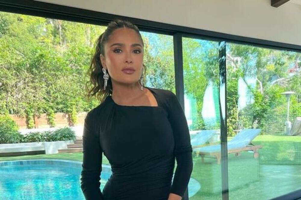 KAD SE ONA SKINE, TU SVAKA GUBI ŠANSU: Glumica pokazala NIKAD JAČI DEKOLTE, muškarcima će krenuti VODA NA USTA