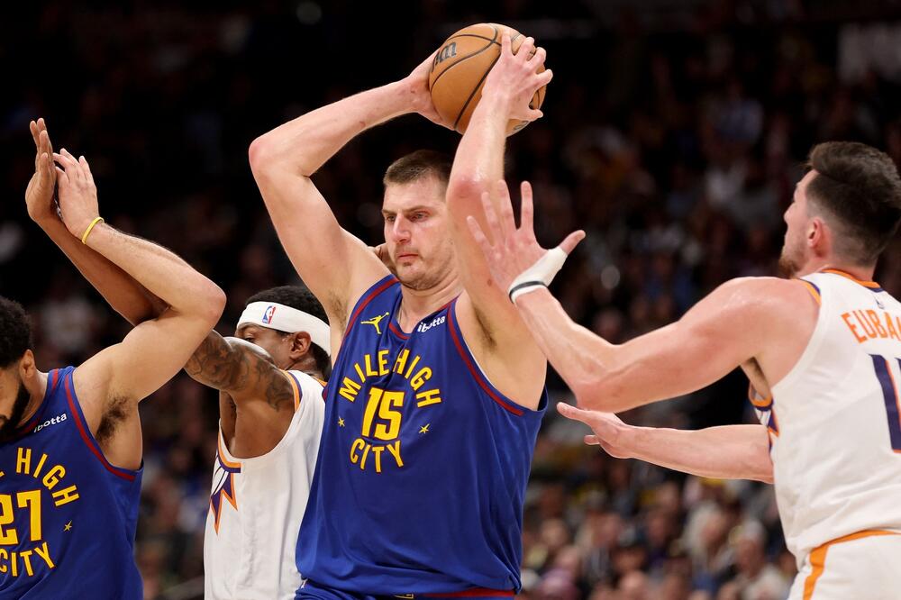 NEŠTO NAJLUĐE ŠTO ĆETE VIDETI: Jokić pogodio u poslednjoj sekundi - sa 8 metara, iz okreta i sa jedne noge! VIDEO