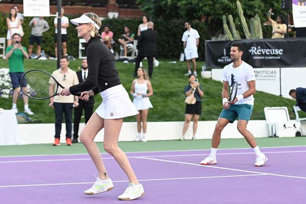 NOVAK ĐOKOVIĆ U ZAGRLJAJU POZNATE GLUMICE: Svi su bili u ŠOKU kada se Srbin pojavio i ukrao svu slavu! (VIDEO)