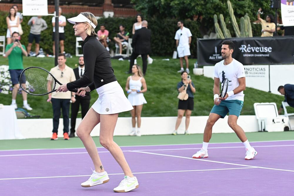 NOVAK ĐOKOVIĆ U ZAGRLJAJU POZNATE GLUMICE: Svi su bili u ŠOKU kada se Srbin pojavio i ukrao svu slavu! (VIDEO)