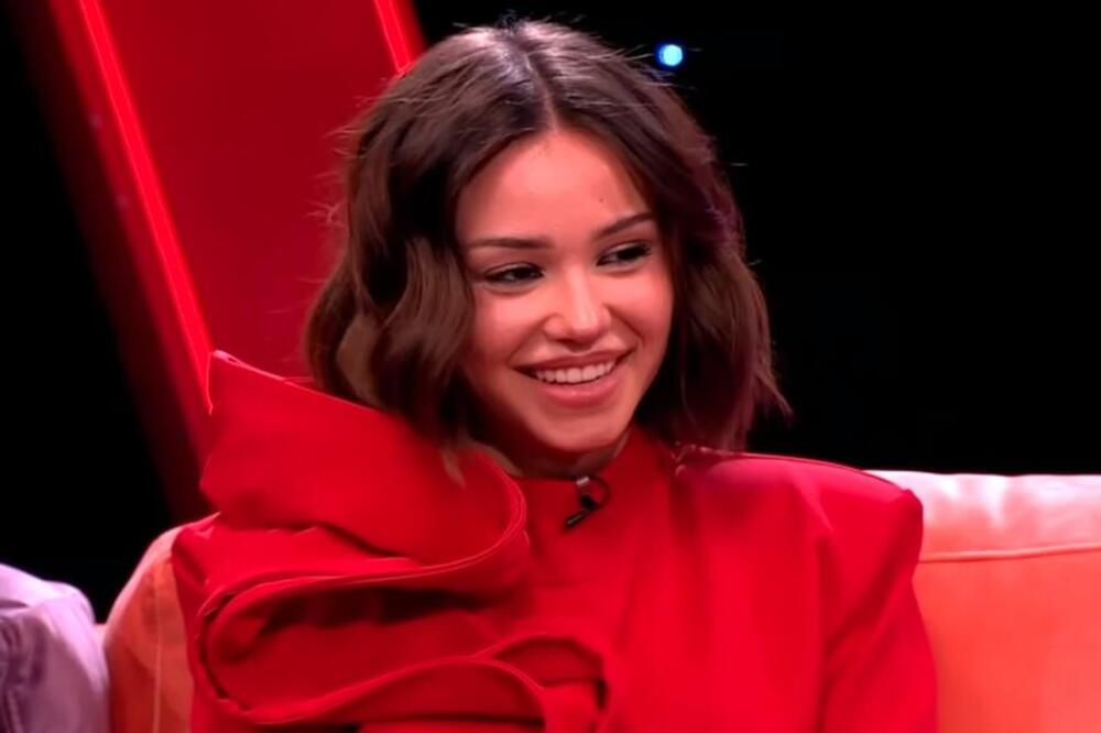 JAO, MAJKO SVETA! Srbi će biti "na aparatima" kad vide PROVOKATIVNU BRESKVICU: Haljina sa prorezima SVE ZAPALILA