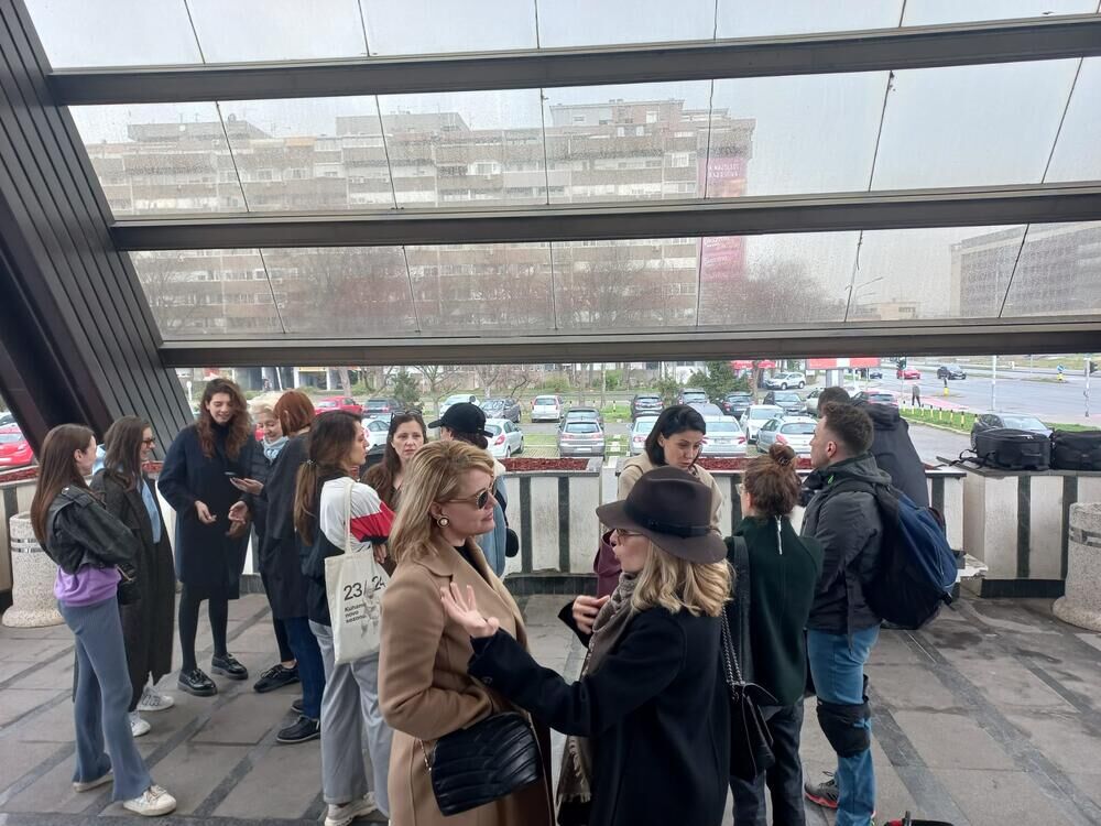 Koleginice su je podržale ispred suda