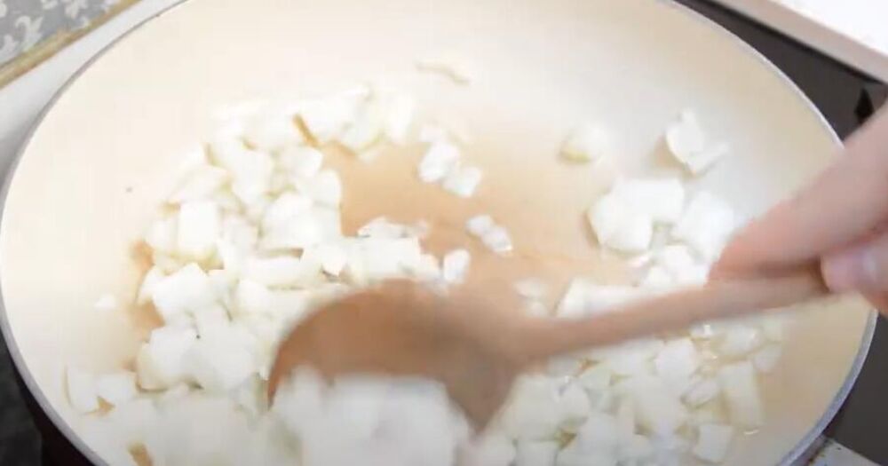 Dinstanje crnog luka za zaprženu boraniju starih monaha sa Hilandara