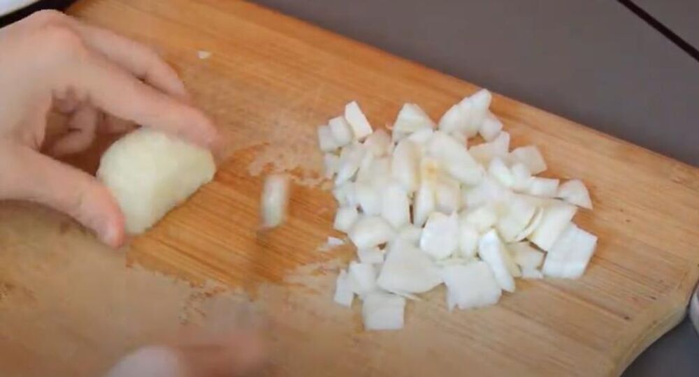 Seckanje crnog luka za zaprženu boraniju starih monaha sa Hilandara